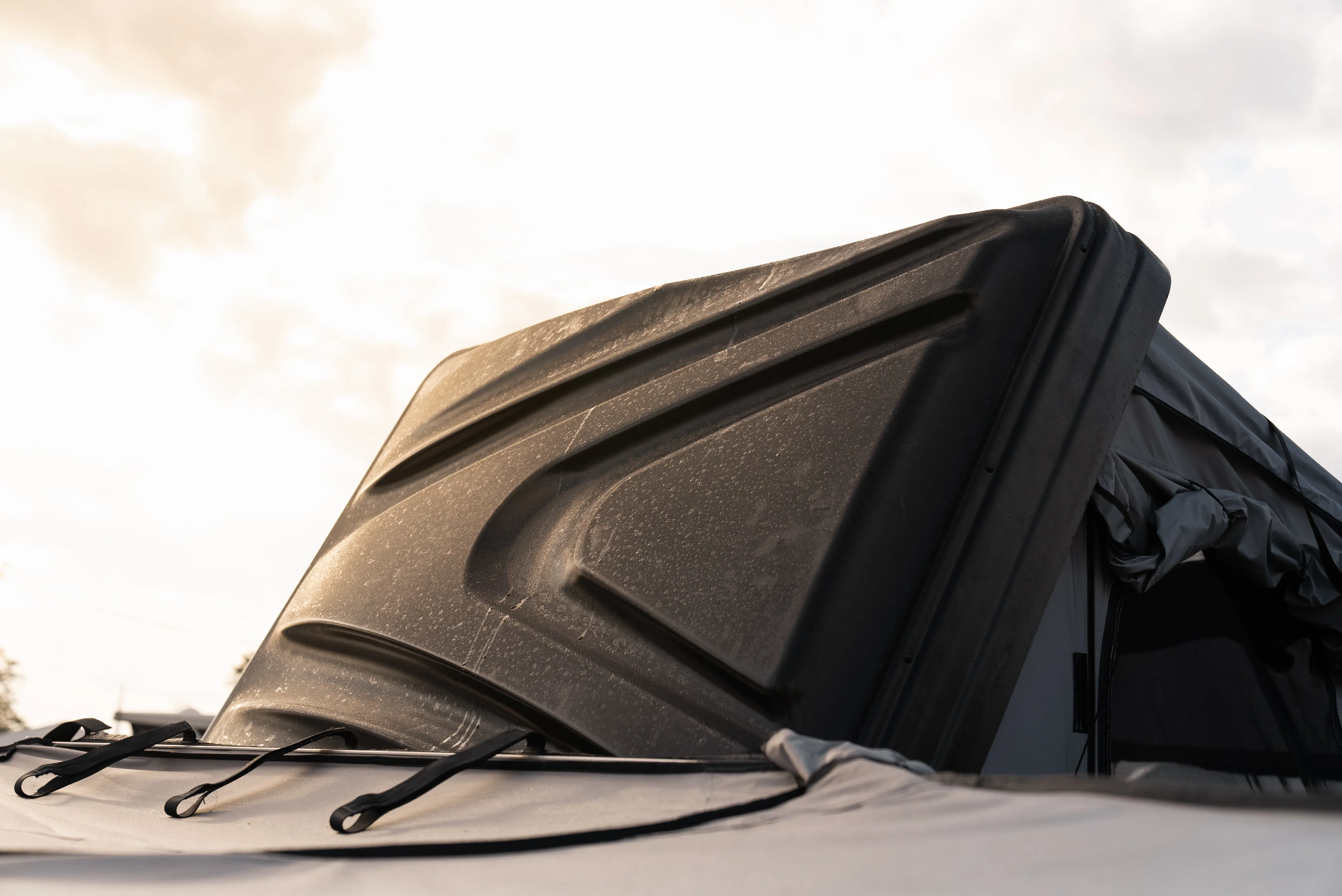 HT1600 - Hard Shell Roof Top Tent