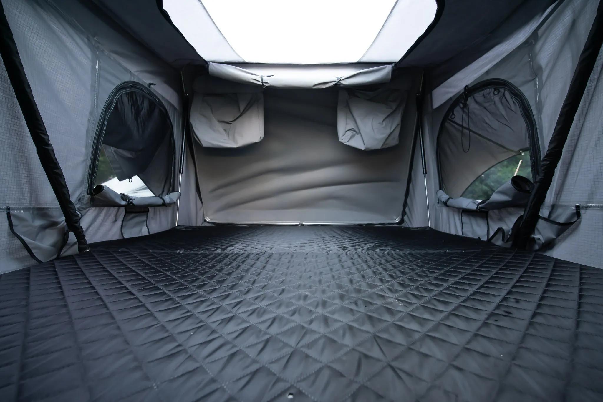 HT1600 - Hard Shell Roof Top Tent