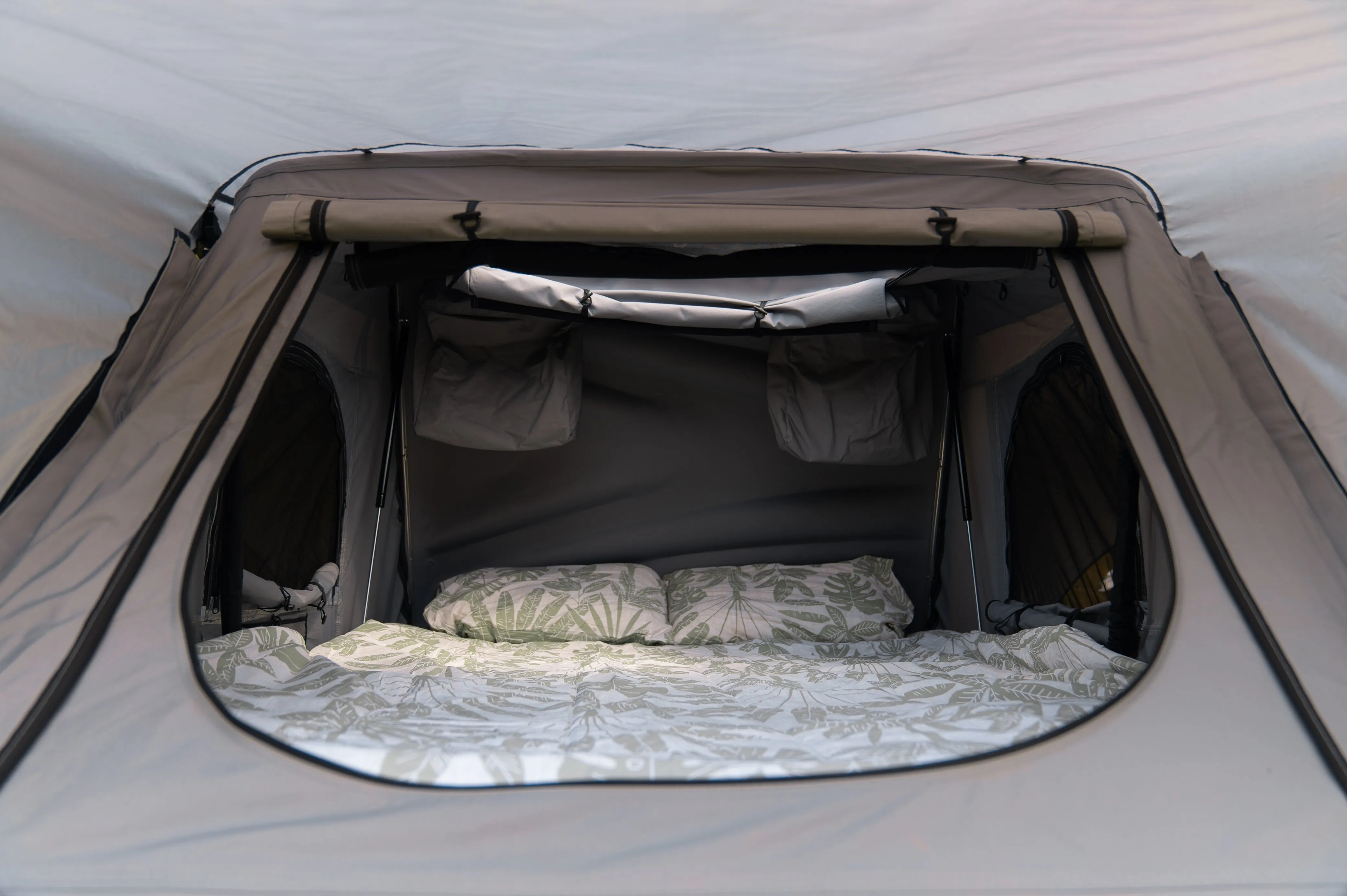 HT1600 - Hard Shell Roof Top Tent
